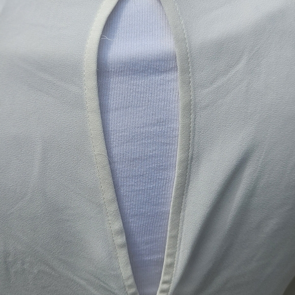 Express Women's Ivory Blouse Tie Front Keyhole Detail Flattering Fit Wmn's Sz M - Picture 6 of 8